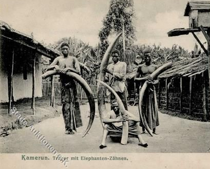 Träger mit Elfenbein aus Kamerun